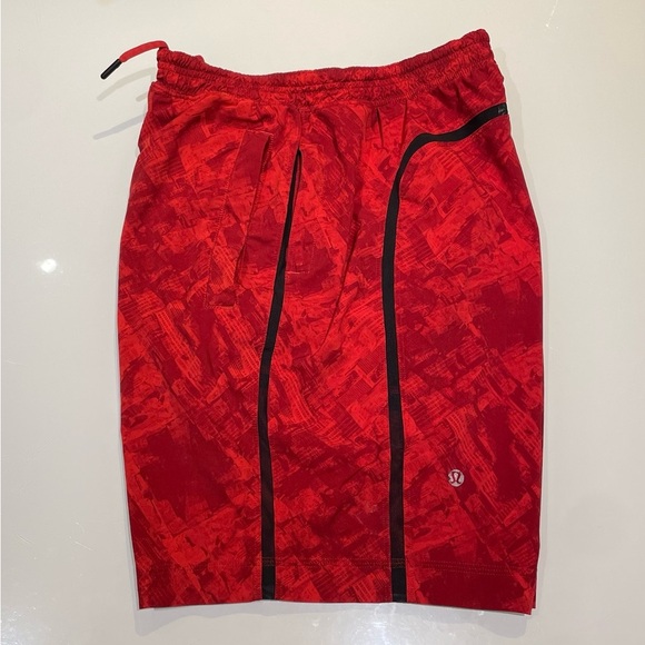 Men’s Lululemon Pace Breaker 9” Lined Red Patterned Shorts - Picture 2 of 14